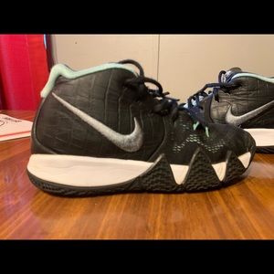 Nike Kyrie Boys 3.5Y